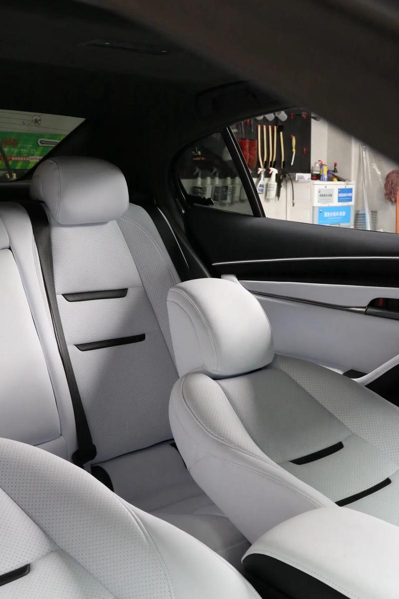 黑白交织 橡胶内饰的沉稳与优雅